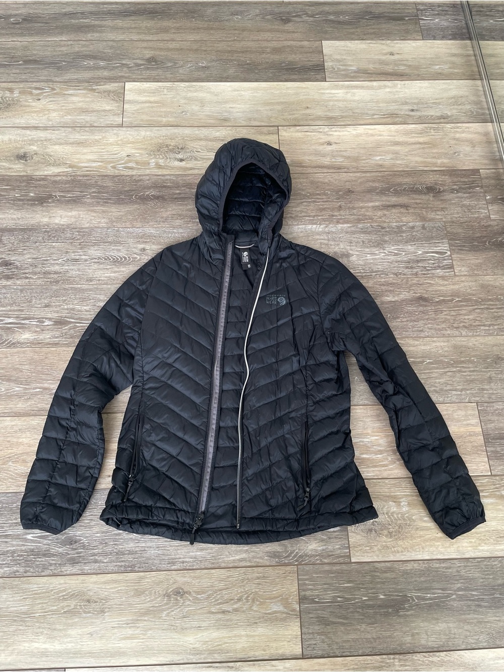 Mountain Hardwear Women’s black down puffer jacket with hood